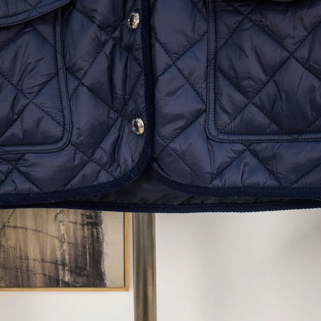 P390 zp version [Exclusive supply] Ralph Lauren/Ralph Lauren 2025aw autumn and winter popular items diamond-shaped quilted embroidered corduroy strips imitation feather jacket jacket Correct three-pocket version Slight waist design Free matching neckline ✅ Facial filling imitation feather cotton Three-in-one diamond-shaped quilted embroidery Soft and comfortable ✅ Customized double-circle brand hardware buckle back waist freely adjustable elastic design ✅ RL three-color diamond plaid cotton jacket 100% restoration Corduroy strips running through the whole body, no knots and overlaps, artificial curling, fine workmanship, highly recommended, a rare cotton jacket that does not look bloated, can be worn as an inner layer in the north, can be worn with multiple necklines, elastic waistline on the back, freely adjustable waist, matte memory technology on the face, giving a cotton feel, not to be missed, highly recommended, color: black, white, gray green, khaki, navy, size: S M L XL, number: WW10951
